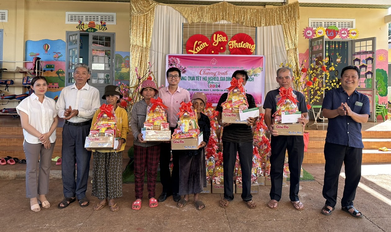 Công đoàn Ngân hàng chính sách xã hội tặng quà Tết cho hộ nghèo, gia đình chính sách ở buôn Hiao 1, xã Ea Hiao